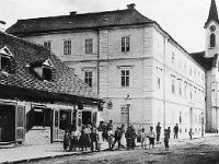 Frankopanska uslica, gostionica 'K crnom orlu' 1904. godine  Prizemni objekt na uglu Frankopanske i tadašnje Samostanske (Varšavska) izgrađen je 1710. godine. U njemu se na prijelazu XIX. U XX. Stoljeće (od 1903.) nalazila Gostionica »K crnom orlu«. Vrijeme je to kad se Zagreb počinje širiti prema Savi, a njegov se gospodarski, kulturni i društveni život spuštati s Griča u prostor Donjeg grada.
